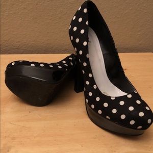 Black & white polka dots pumps